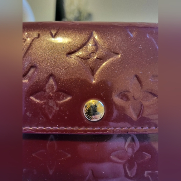 💯Authentic Louis Vuitton Vernis Bordeaux Sarah Wallet - Picture 7 of 16